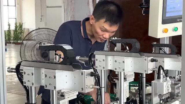 自动化插片机设备智造工厂