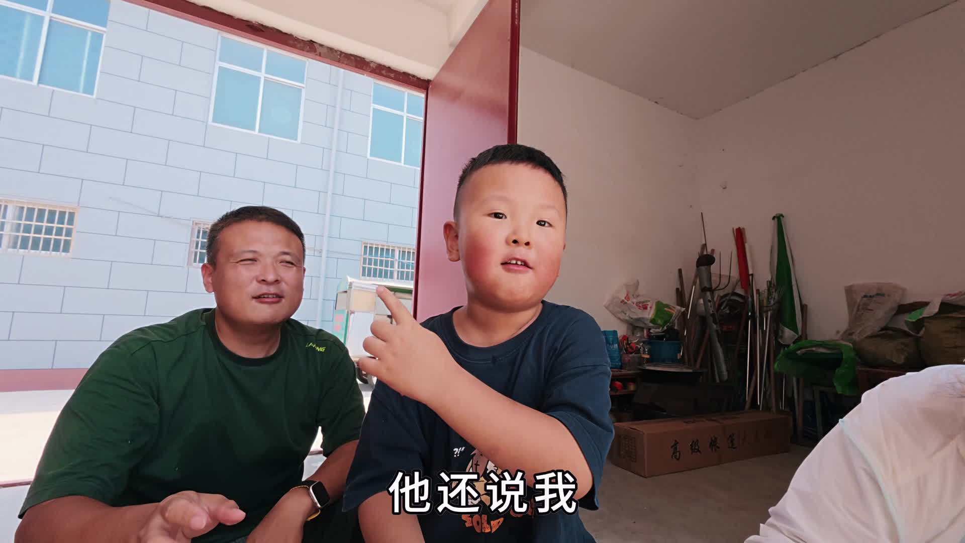 媳妇和孩子回老家，母亲包饺子父亲做一桌菜，热闹得像过年一样