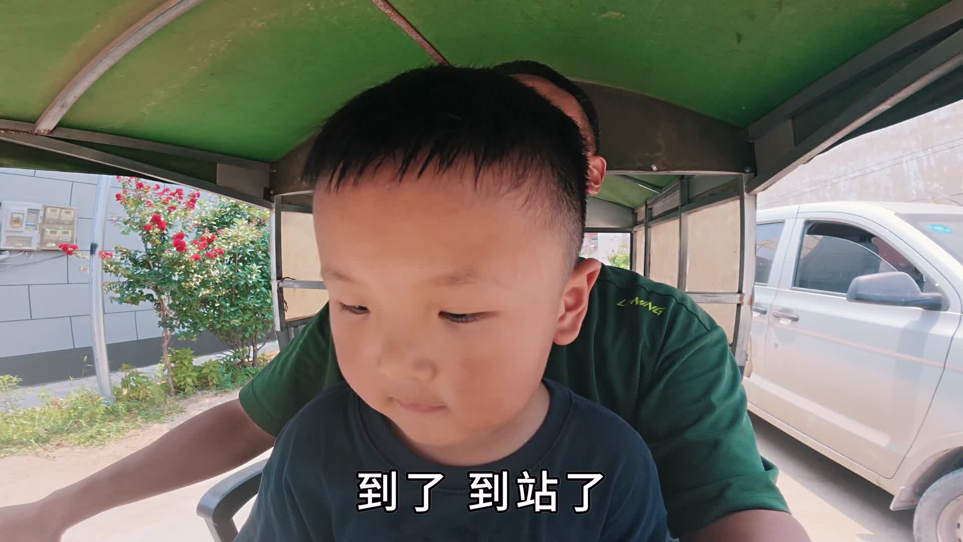 暑假带着孩子回老家，满院子里摘黄瓜吃西红柿，父母高兴孩子快乐