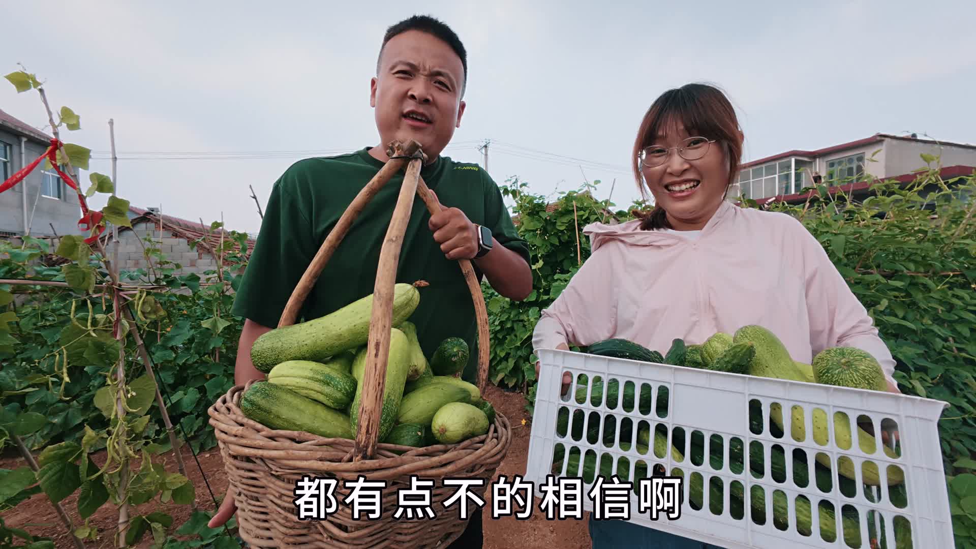 喷香哥带着媳妇回老家，2斤羊肉先腌再煎，香味十足媳妇说真好吃