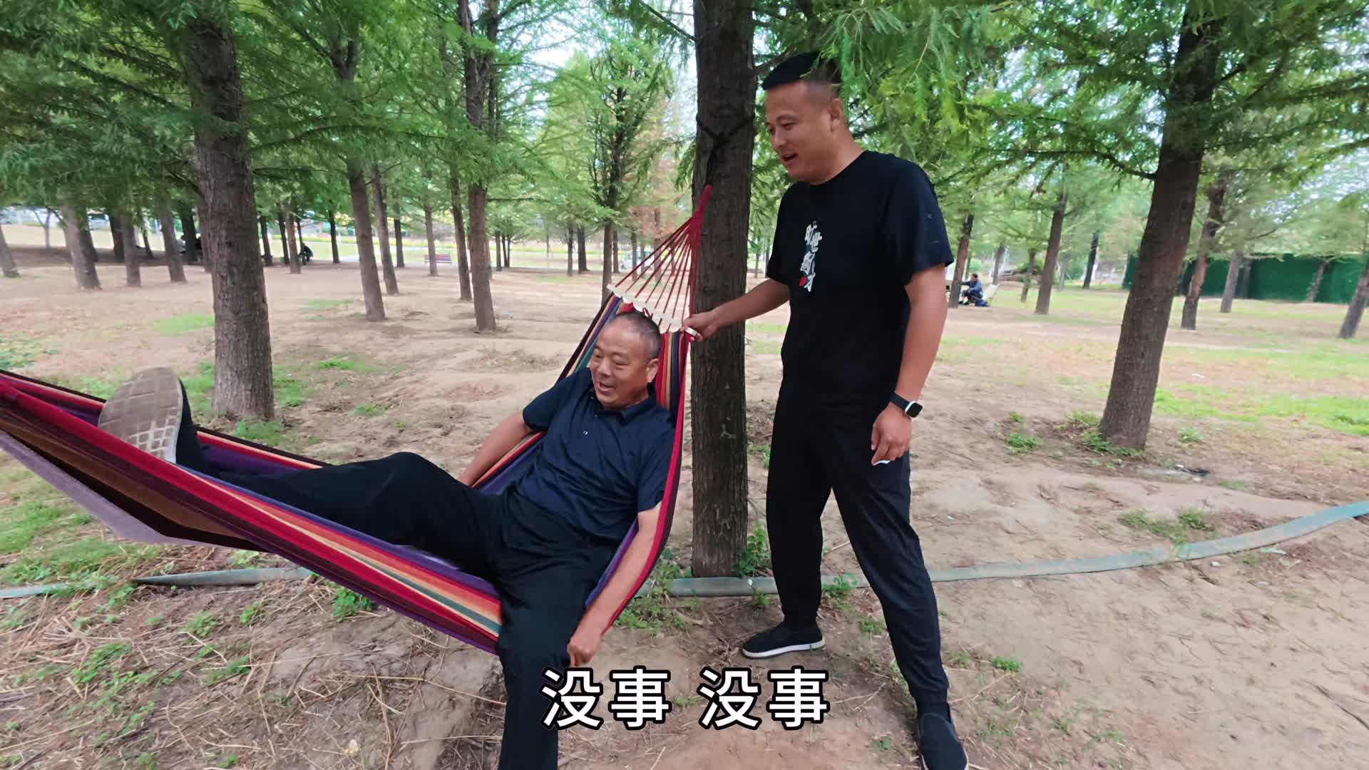 喷香哥带着父母在河边户外，媳妇点的外卖，炒鸡炖鱼喝一气，真好