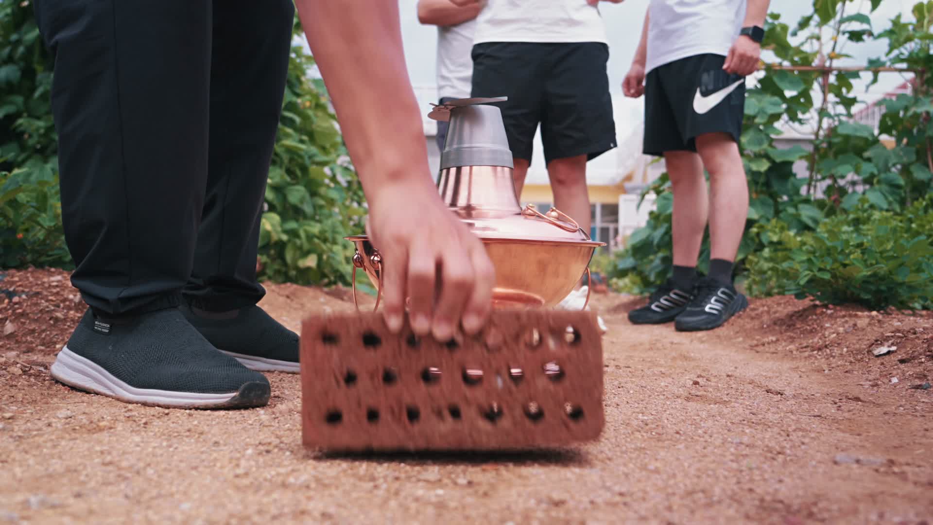 好朋友来家做客，喷香哥用6斤羊肉涮铜火锅，边吃边冒汗，真过瘾