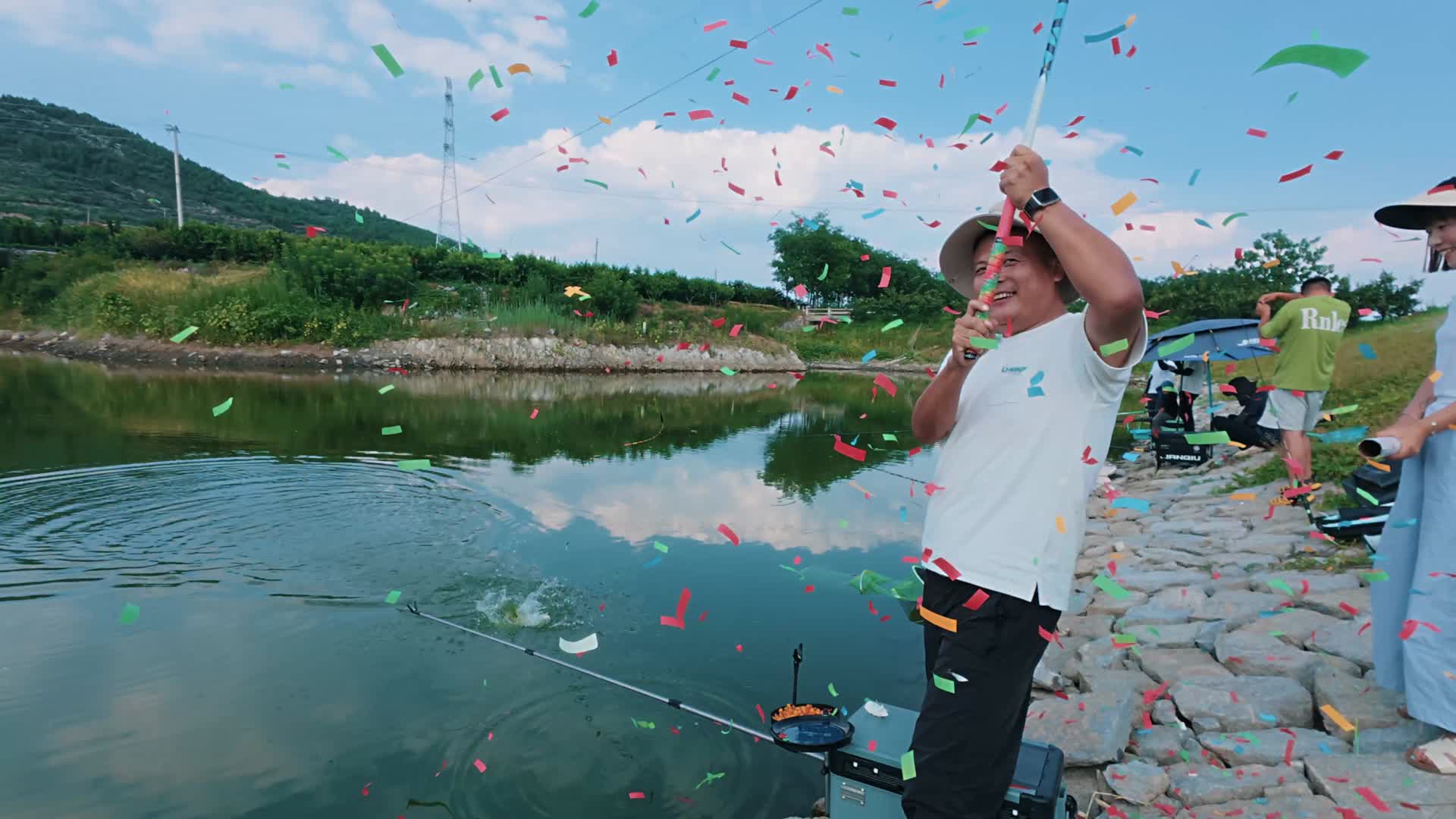 喷香哥去水库钓鱼，鲤鱼草鱼连杆上了几十斤，他确实是个钓鱼高手