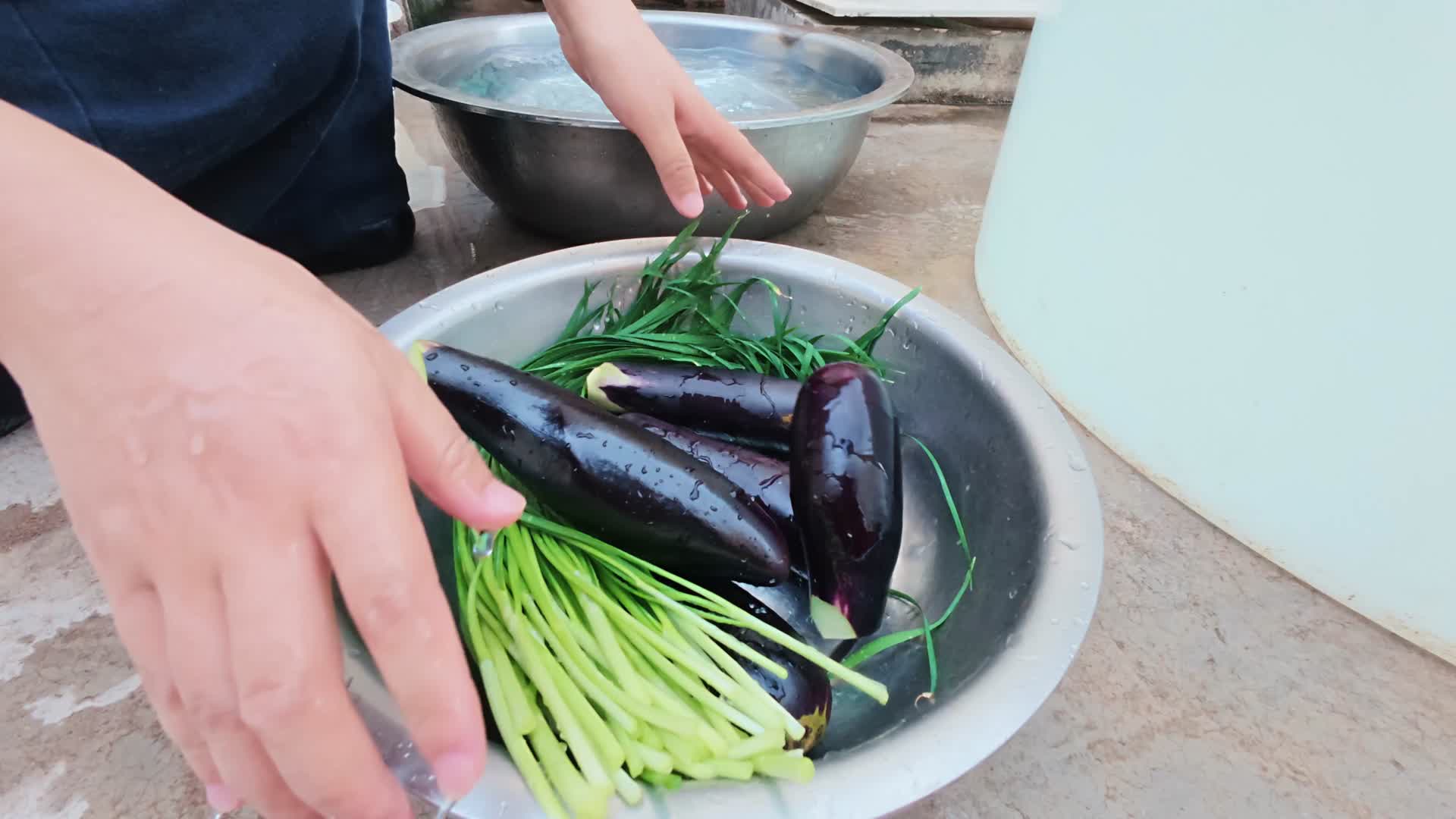 喷香哥家院子里的甜瓜熟了，父母摘了两大框，吃着又脆又甜真幸福