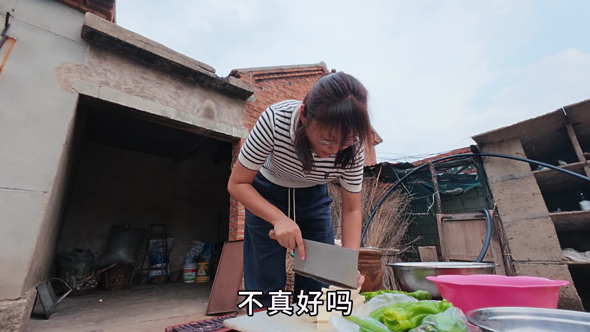 喷香哥炒了一只鸡，岳父岳母都说好吃，一桌家常菜吃出幸福的味道