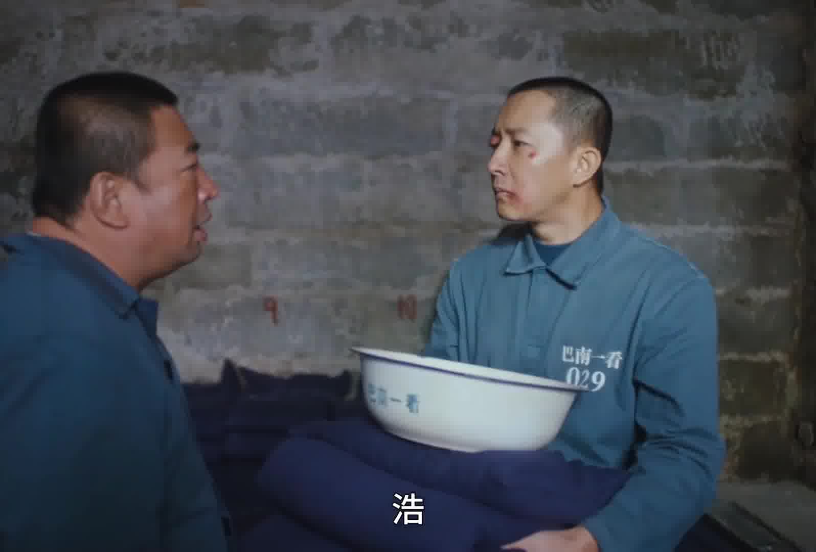 监狱新来个犯人，没想连狱霸都不敢惹他！