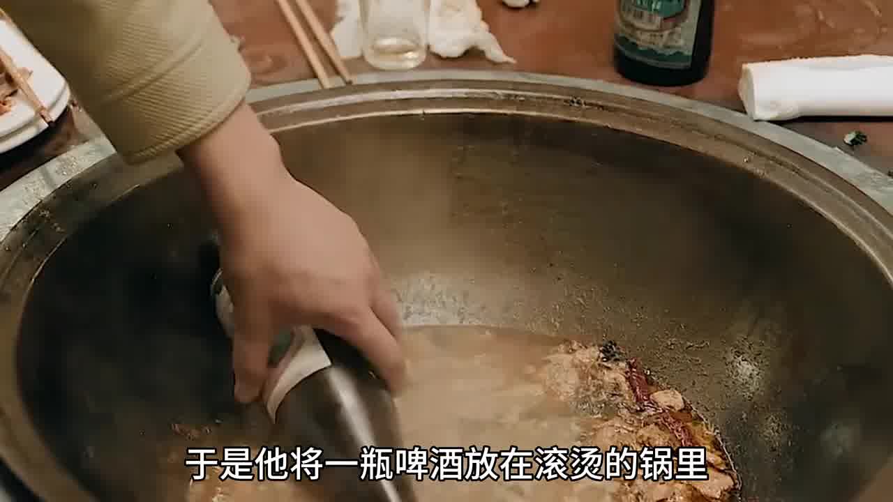 男人一抬头竟发现黑老大怀里藏着枪