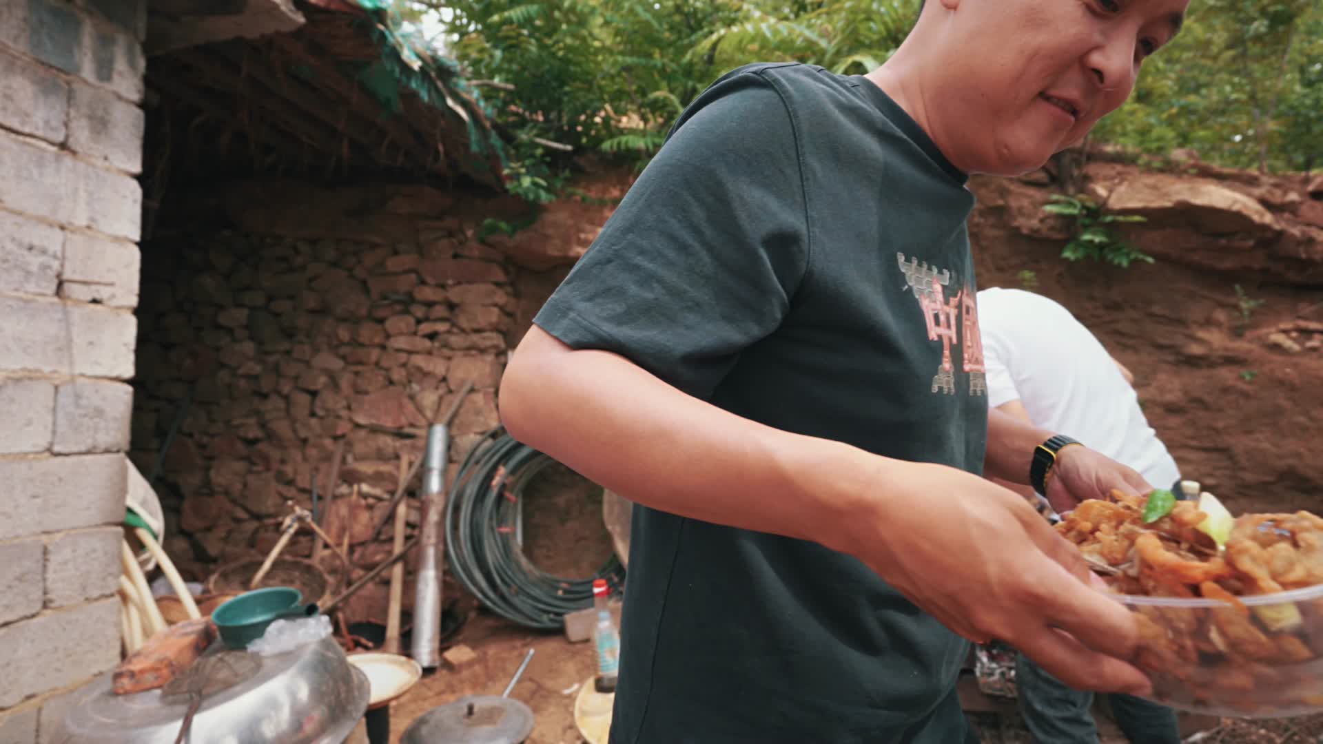 喷香哥在沂南摘樱桃，午饭好大哥做一桌家常菜，同龄人举杯聊生活