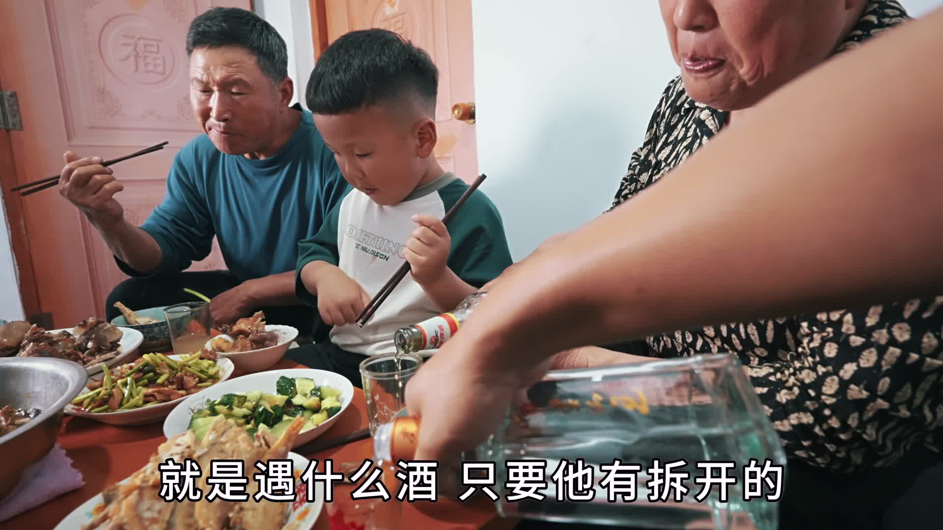 喷香哥去岳父家，岳母做一桌农家菜，炒鸡炸鱼炖肘子，幸福的晚饭