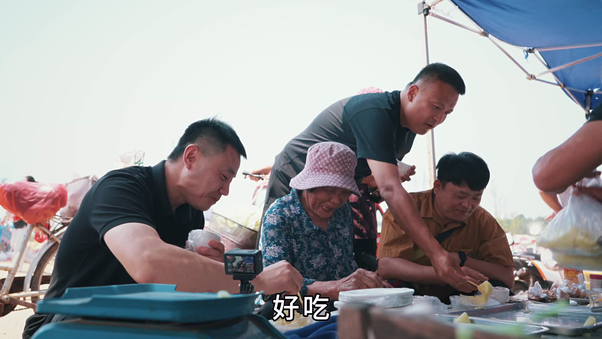 喷香哥带着外甥赶大集，吃凉粉啃鸡腿品尝人间烟火，寻找集市美味