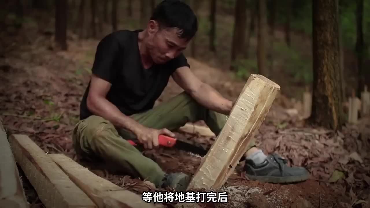 第1集：无家可归的男人来到野外，不仅建造了带火炕的小屋，而且还吃上了老鼠肉做的披萨