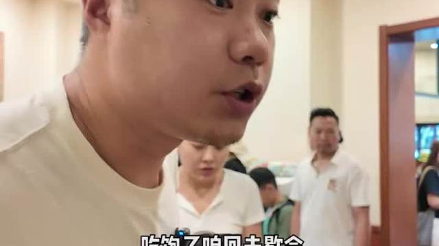 老外到云南的第一天竟然就被虫子香昏了