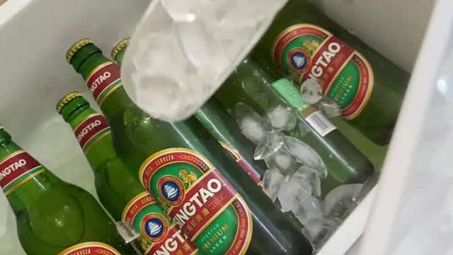 一起吃着老丈人烤的黑猪肉真的太幸福了