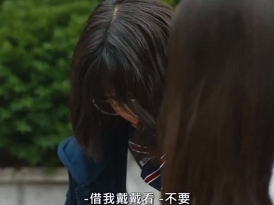 从小就不喜欢和人交流的小女孩发现如果敞开心扉的话 会有意想不到的友情和爱情来袭～
