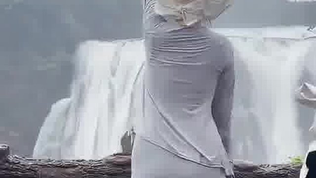 她在看风景，我们也在看风景！