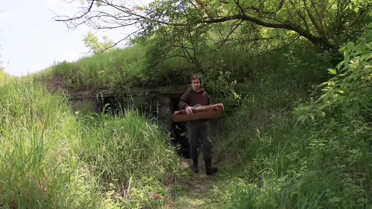 男人在野外捡到一个废弃的房子，经过他的建造，竟然能住的这么舒服