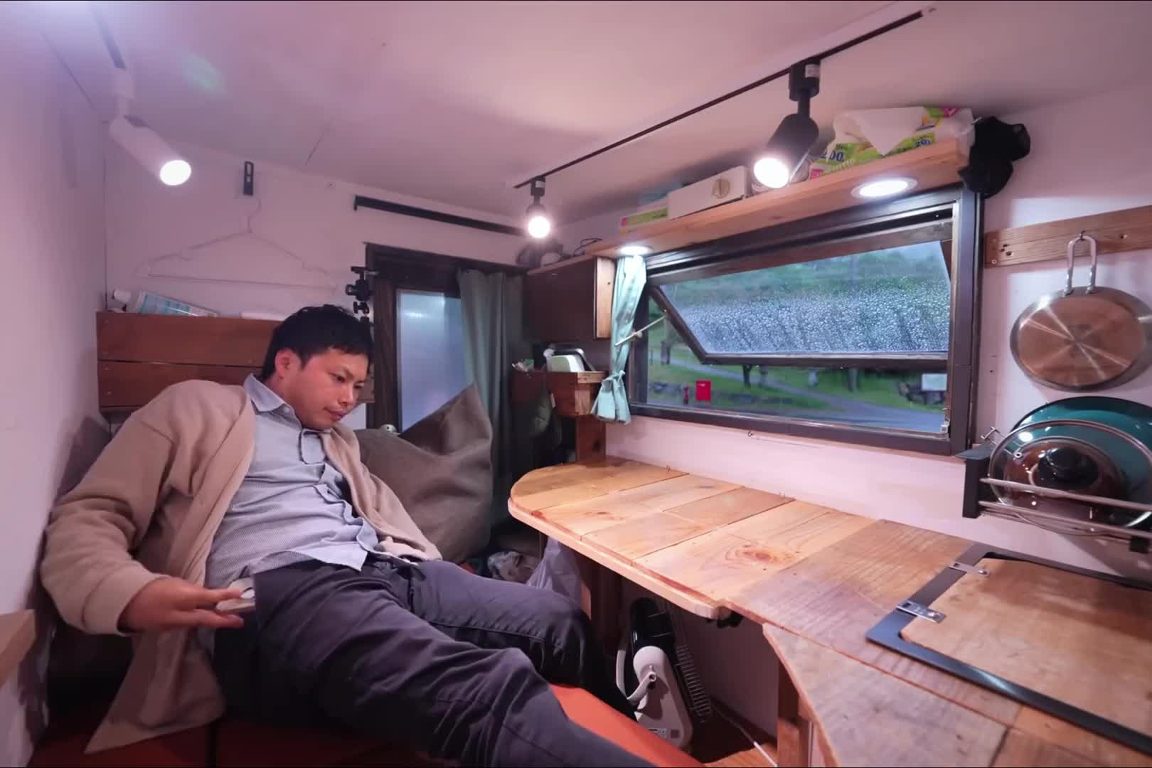 第1集：男人自制小面包房车，在雨中露营，悠闲生活