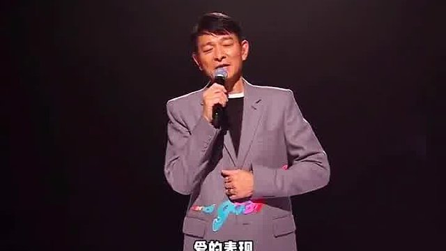 天王向舞台工作人员表达感激，真是太可爱了！