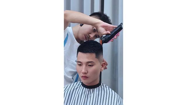 每一位顾客我都认认真真把头发剪好。常年招生。地址揭阳桥南柏顿公寓四楼，