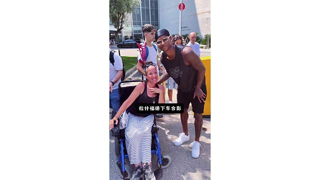 拉什福德下车和球迷合影留念，这身装扮个性十足