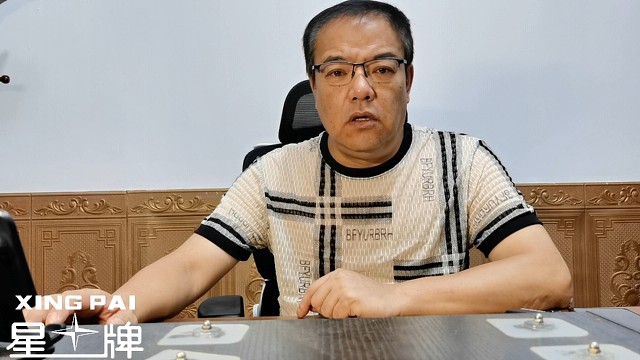 肖国栋卫冕成功捧起冠军奖杯