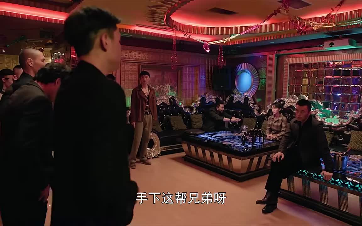 表面上是家庭主妇，背地里是黑帮大姐！