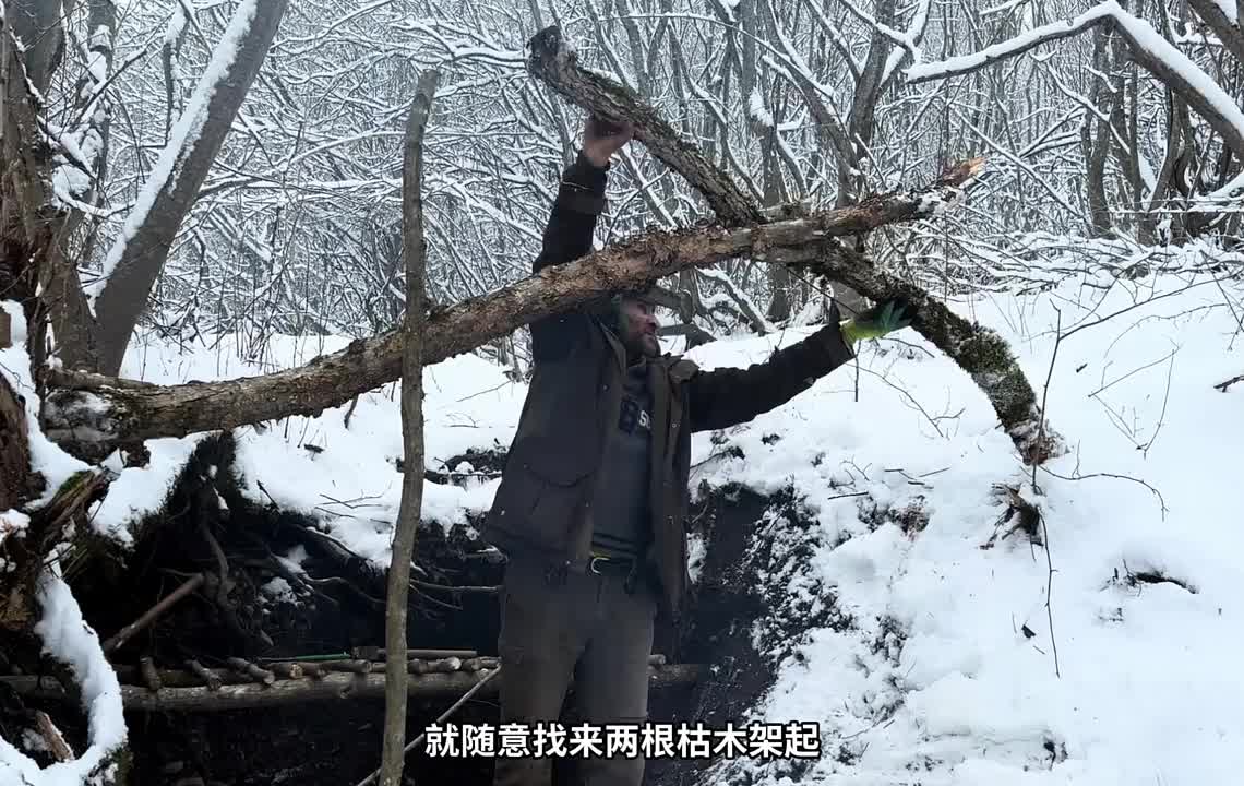 冰天雪地的天气，男人在野外给自己搭建了舒适的荒野小屋
