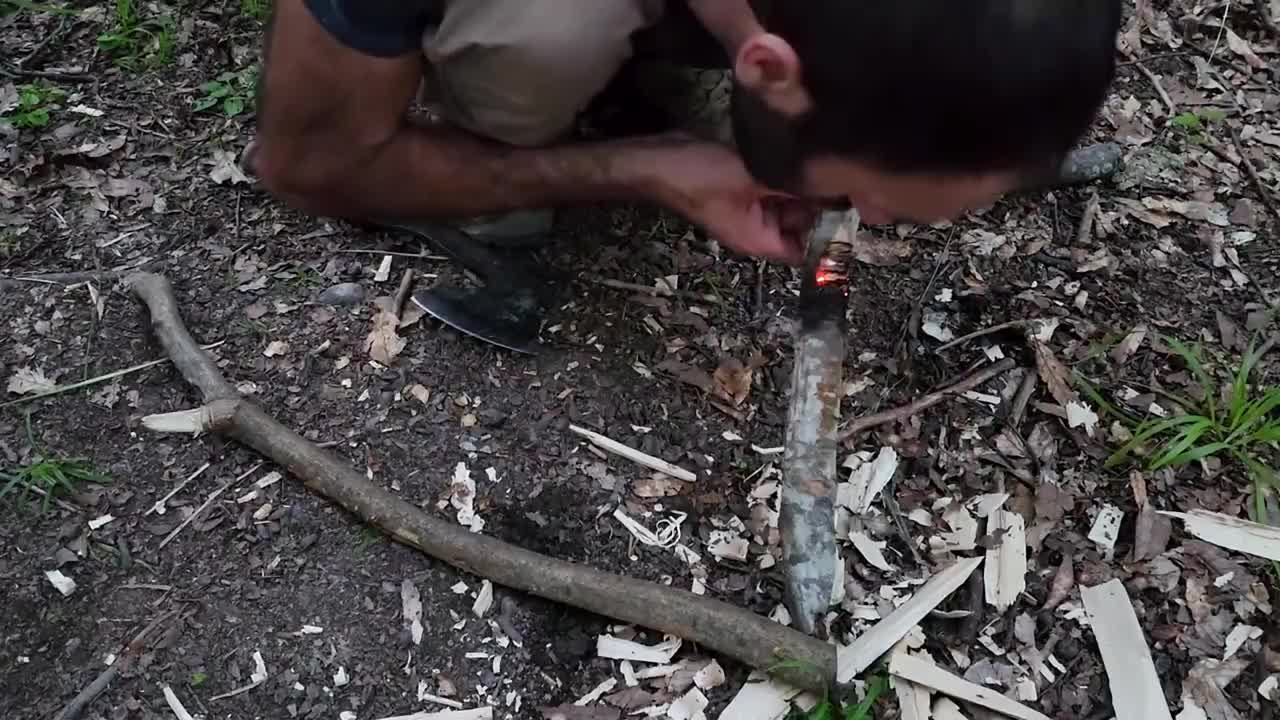 男人只用了三天时间就建造了这么漂亮的荒野小屋，太棒了