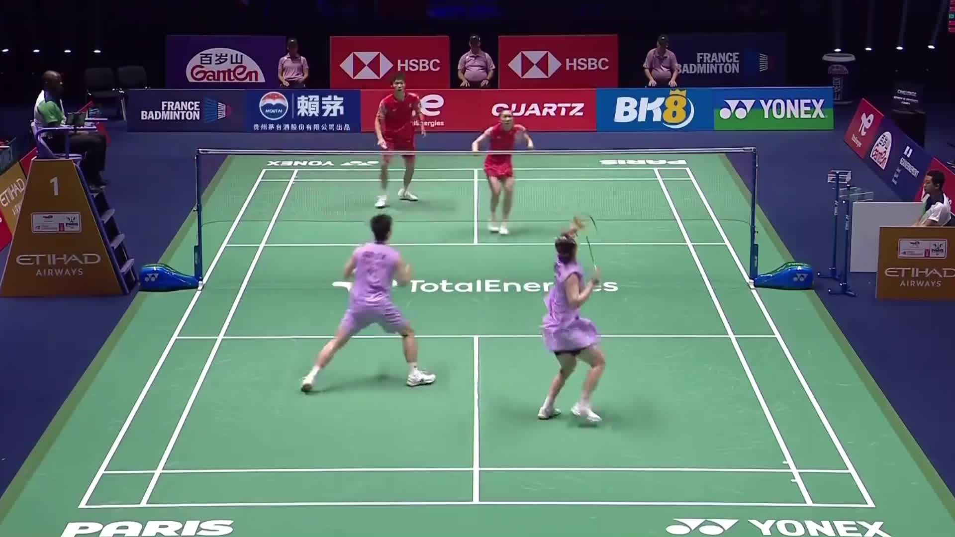 2025世界羽毛球锦标赛，郭新娃偷发魏雅欣后场屡试不爽，“振欣”以11-21先丢一局