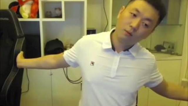 药水哥：明明就不喜欢牵手 为何却主动把手勾