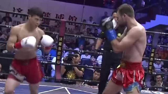 乌克兰四连冠泰拳一哥专门降重挑战邱建良，没撑到比赛结束反被KO