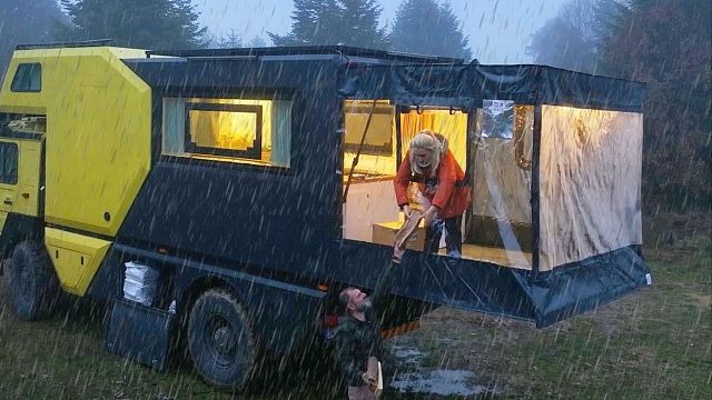 这才是真资格的土豪夫妻，靠着辆顶级房车，在野外享受极品雨营！