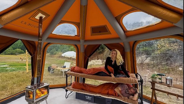 夫妻二人靠着顶充气帐篷，在野外开启露营，超大空间就很奢华享受