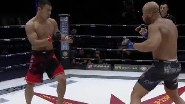 中国退伍军人被乱拳砸脸险终结，樊荣狂折断脚踝逆袭惨叫声响全场