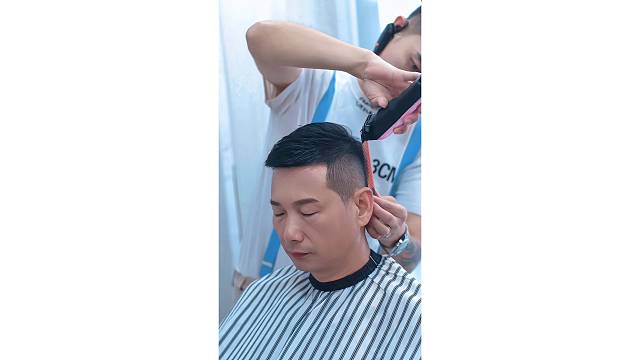 每一位顾客我都认认真真把头发剪好。常年招生。地址揭阳桥南柏顿公寓四楼，