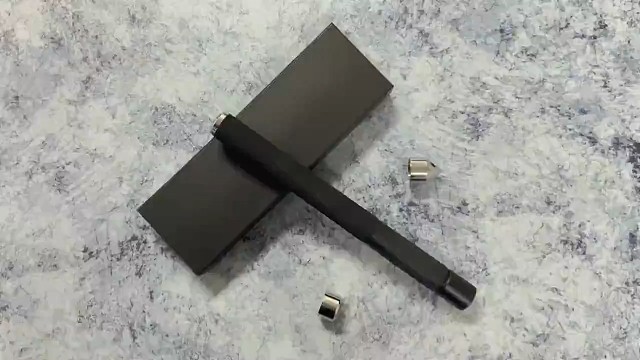 多功能21寸甩棍
豪华礼盒装，布套，尾部平尾盖，尖尾盖，灯尾盖，单冲18650电池充电器，