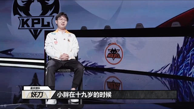 妖刀一句话让小胖又站了出来，妖刀把小胖19四冠和钟意19天才野对比