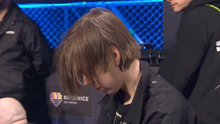 “燈火葳蕤揉皺你眼眉”