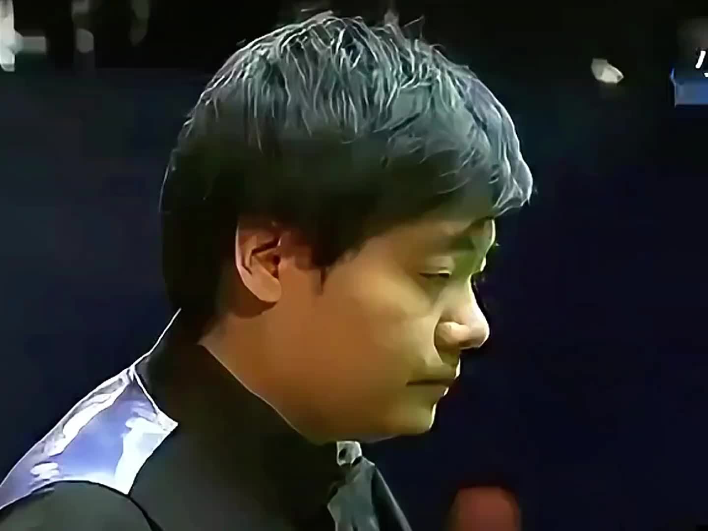 逼的他使出浑身解数，边上美女裁判看懵 (1)