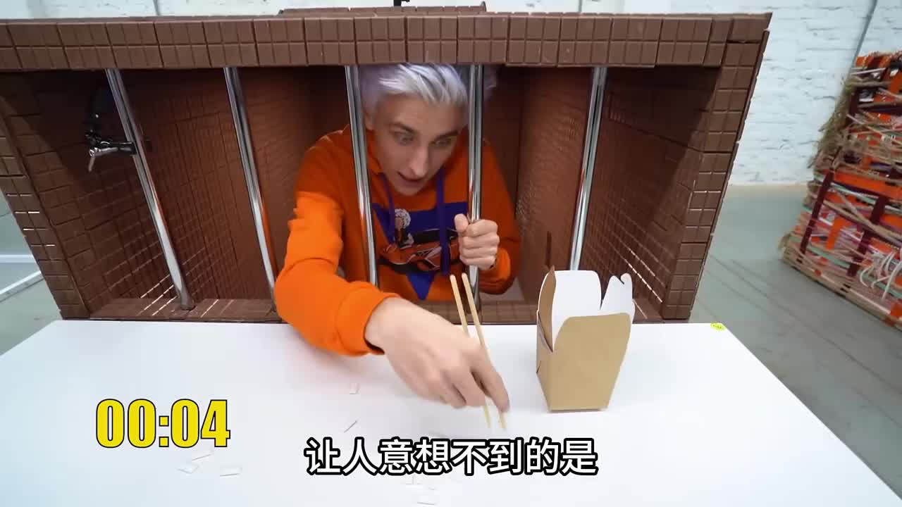 被关在四个牢房里，先逃出来的能获得豪车