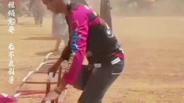 骑手们刚启动摩托车，就被堵在了门口，真是出师未捷