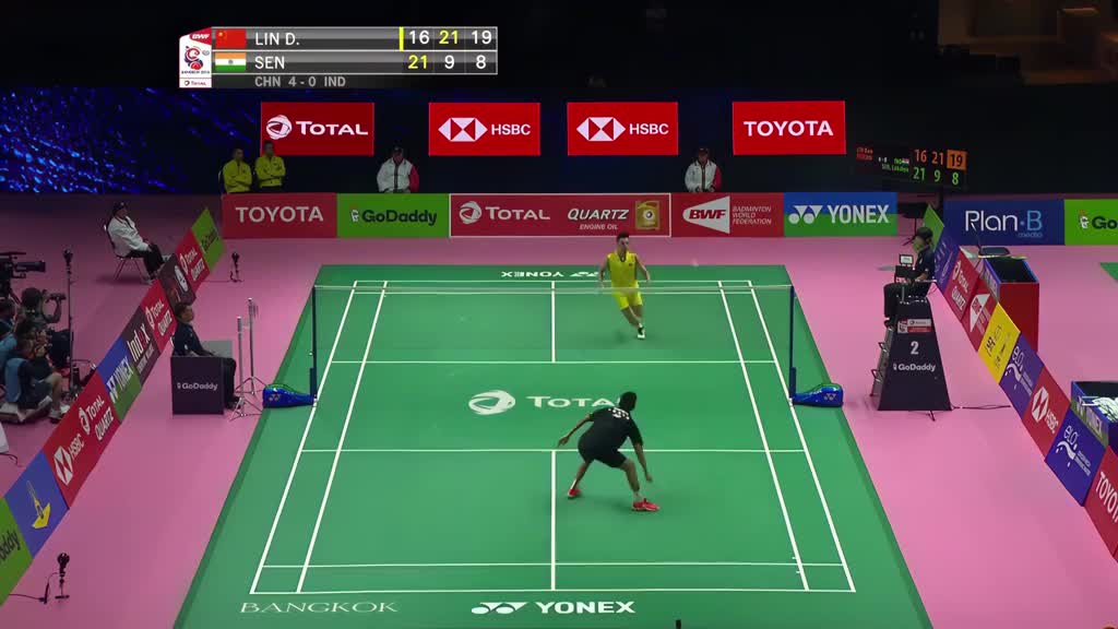 拉克什亚被超级丹打得四脚朝天