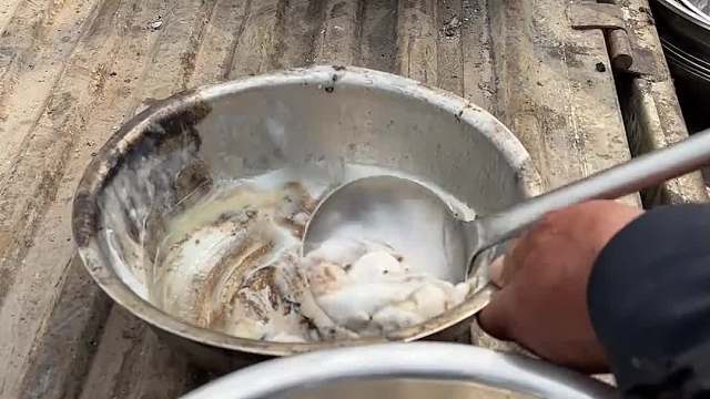 在大叔这花五块钱炒一个干煸猪肺