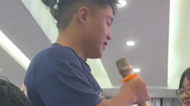 男生一本正经分享自己的假期生活， 一开口舍友们就憋不住地笑，网友：我能证明，那天在桥上看到他了（来源：wo.whaoe.）