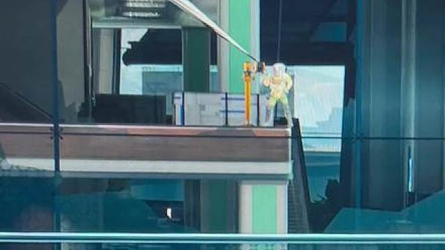 队友威龙摸到一颗非洲之心 滑绳索的时候看到一队盾盾奶想检视炫耀一下结果掉水里了 现在好了大家都笑了只有他不说话了