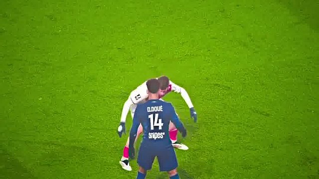 他伸的是左脚，证明其实他知道会往左边踢