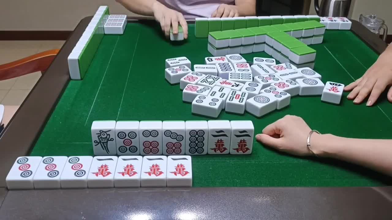 三鸡在手上，不自摸是不可以能胡得！这手儿牛