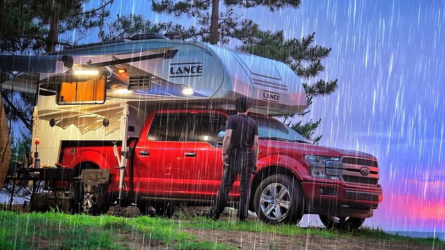 雨中露营，房车拖着几十万的奢华装备，在海滩享受一天别致的生活！