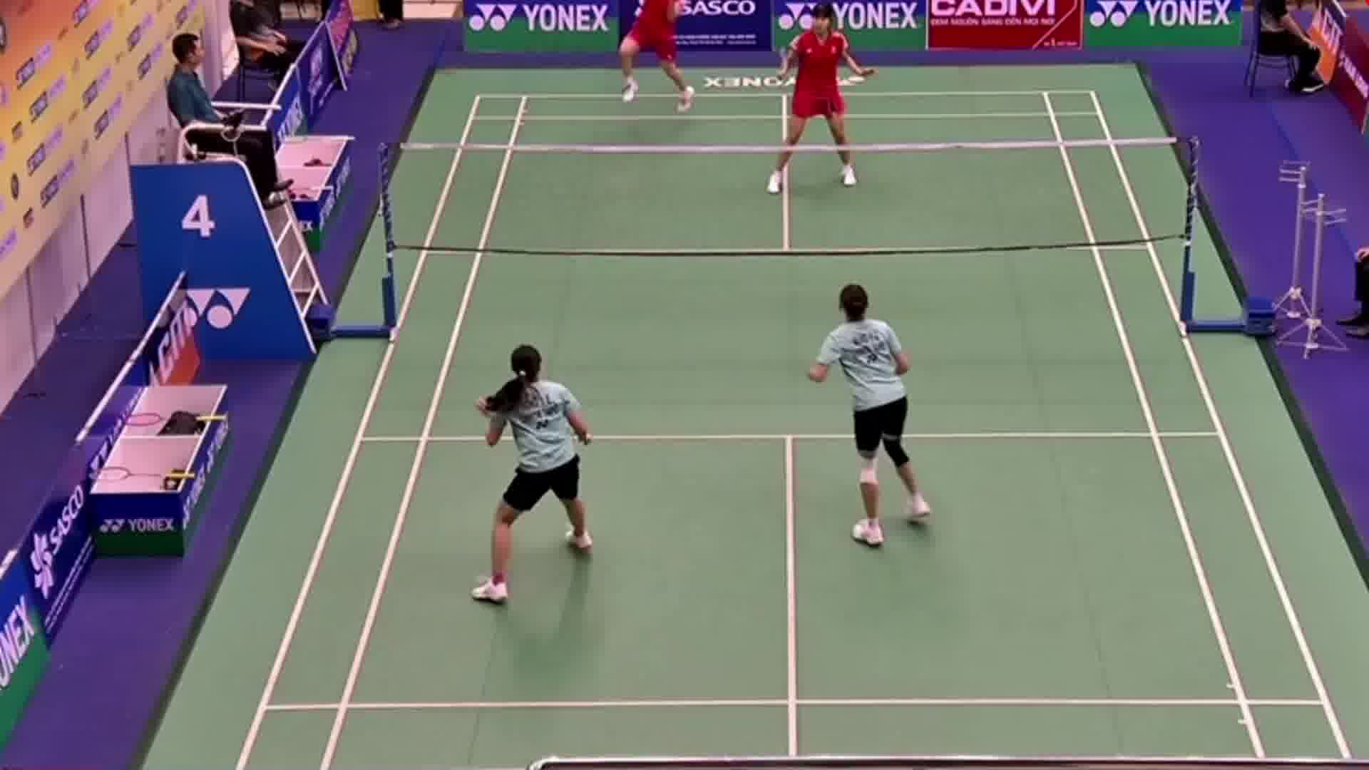 开局双方比分紧咬，嘉漪组合关键分顶住压力，以22-20惊险拿下首局