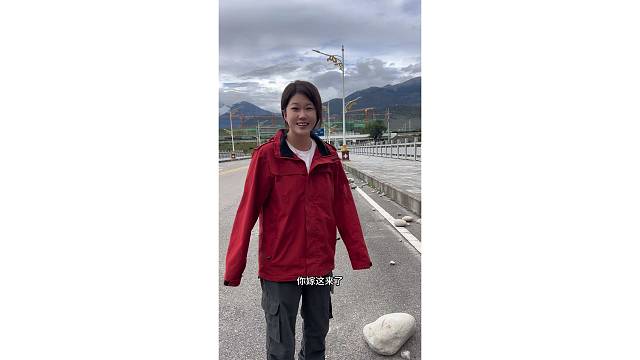 助人为乐的美女